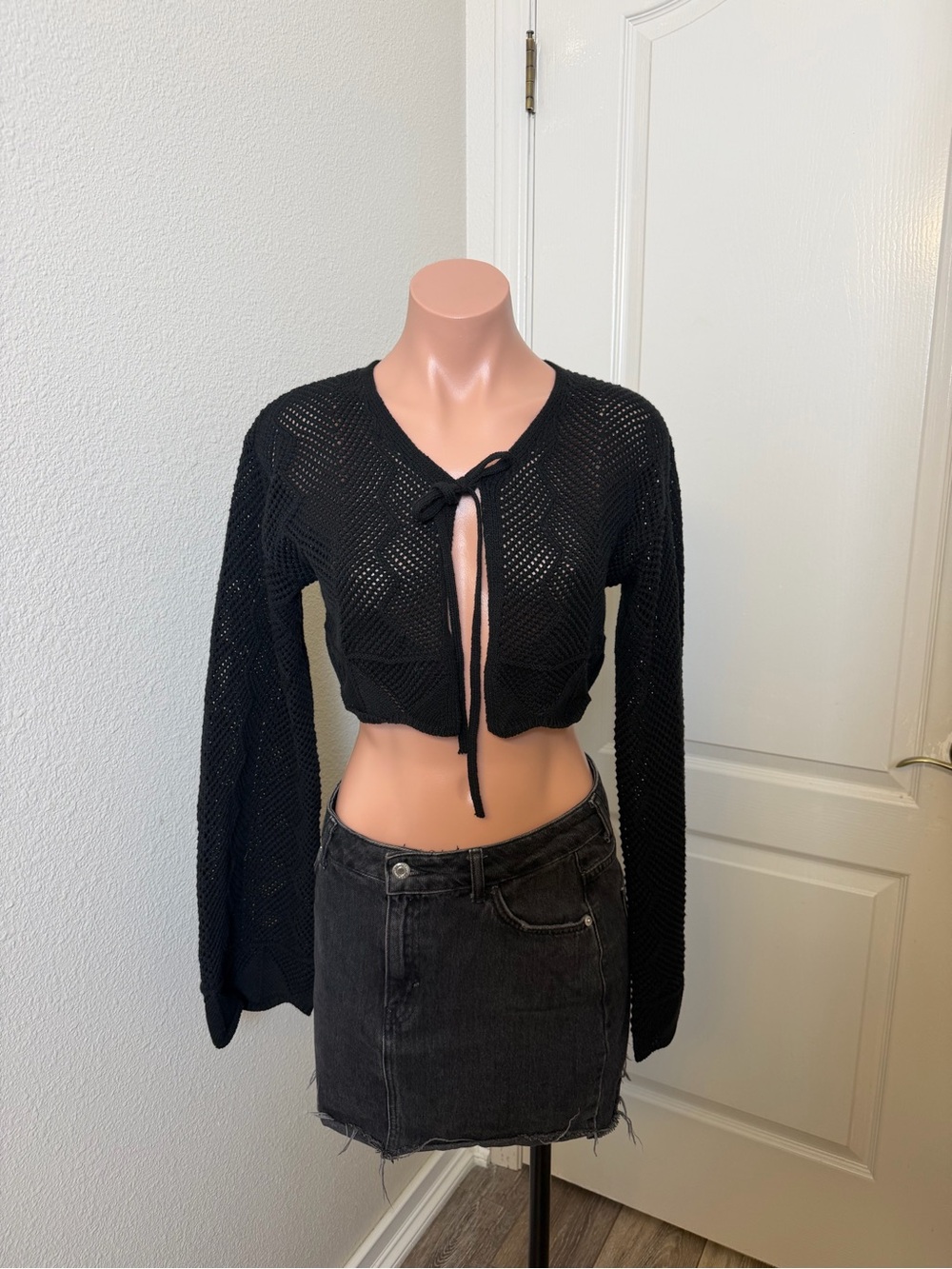 Flat White Cropped Black Tie-Front Knit Cardigan  One Size